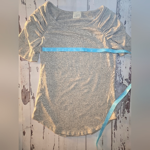 4/$30🌟Caution To The Wind Scrunch Shoulder Shirt Junior's - Picture 9 of 9